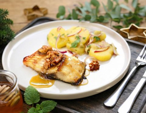 Kapr pečený na medu a vídeňský bramborový salát