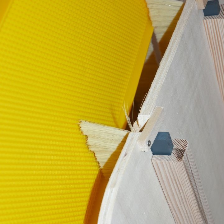 4617-ometac-vcel-4-kartace-08.jpg_1 Ometač včel - 4 kartáče