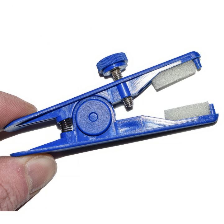 Kleště k značení včelích matek