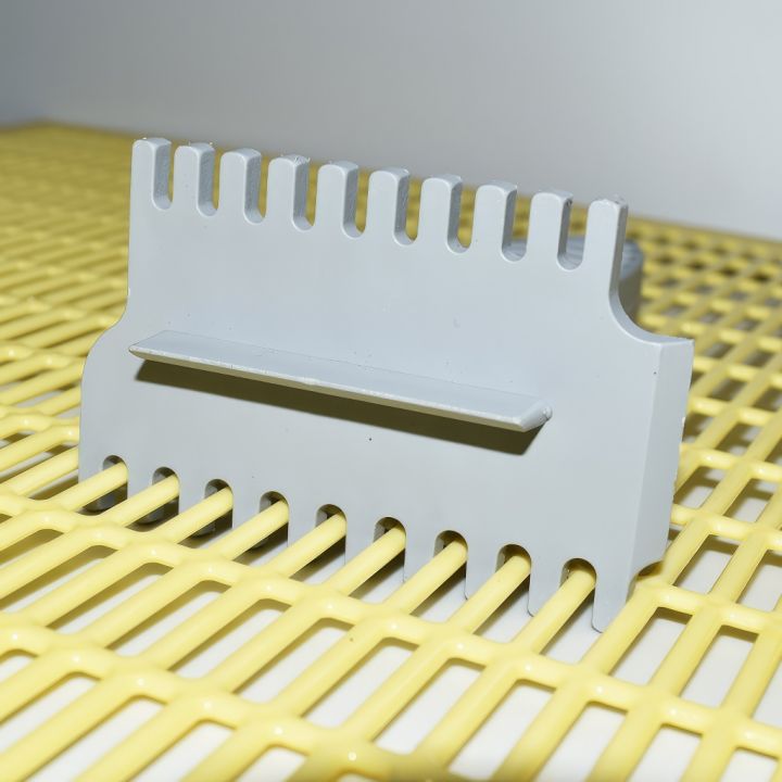 Škrabka k čištění mateří mřížky - plast