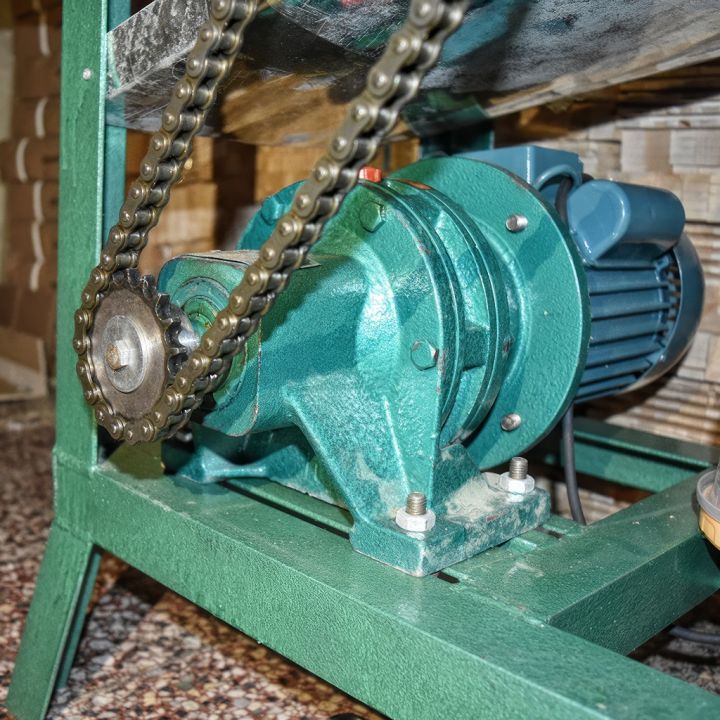 elektricky-lis-na-mezisteny-se-stolem-1.jpg_product Elektrický lis na mezistěny