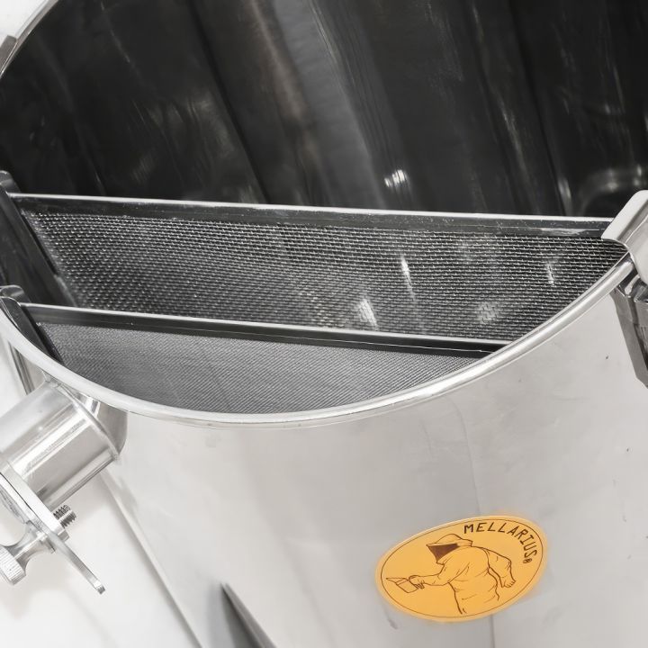 mellarius-nadoba-2-sita-05.jpg_1 Stáčecí a čeřící nádoba Mellarius MaxiLine 50 kg s 2 síty
