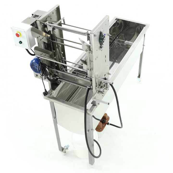 W2092_Wstol-do-odsklepiania-z-odsklepiarka-ze-slizgami-230v-z-wytwornica-pary-minima-line.jpg_product_product_product_product Stůl odvíčkovací s podávacími lištami 230V, s vyvíječem páry – MINIMA