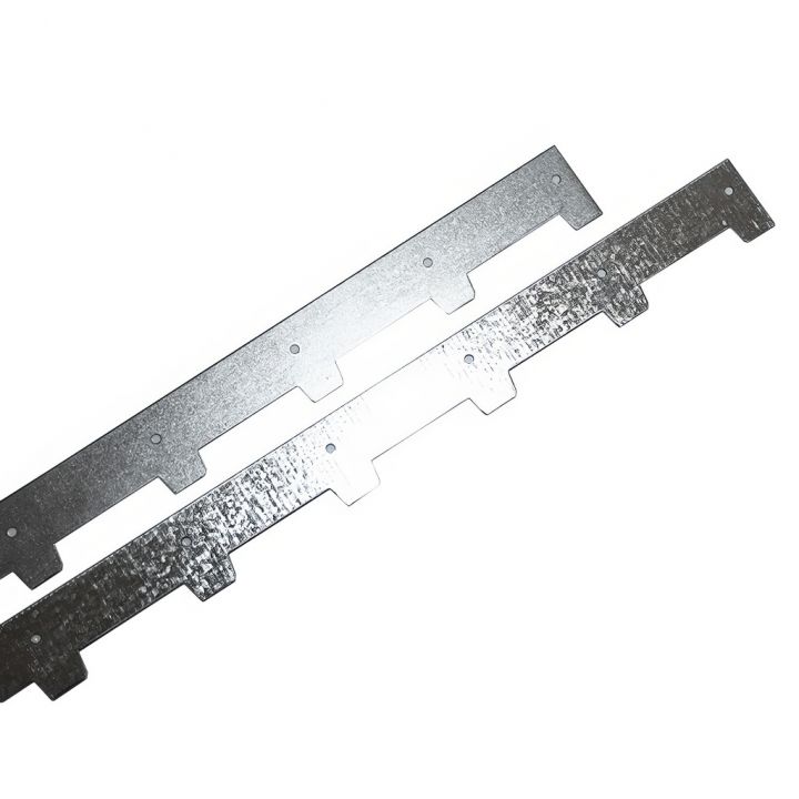 hrebeny-2022-03.jpg_1 Hřeben k vymez. rámků - pozink Langstroth - 373x26 - 1 ks